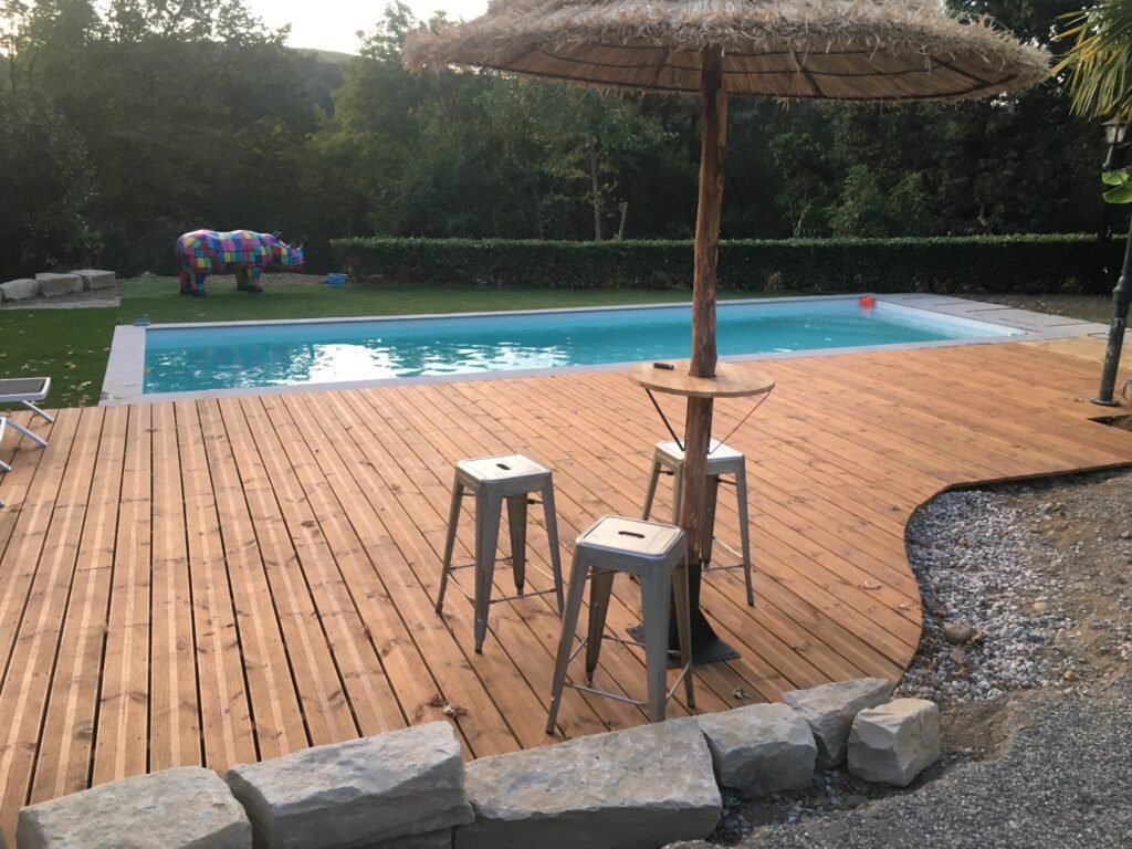 Construction de piscine à Saint-romain-en-gier pour un client qui souhaitait une réalisation sur mesure. Nous proposons divers solutions à tous vos projets. Notre maçon à Saint-Romain-En-Gier vous accompagnera dans votre projet construction de piscine extérieur.