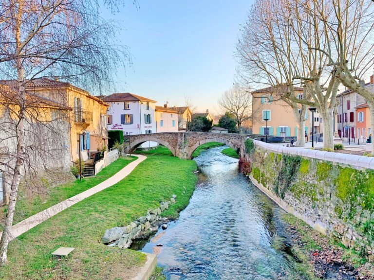 Ville de brignais, vue sur la rivière du Garon qui traverse la ville de Brignais